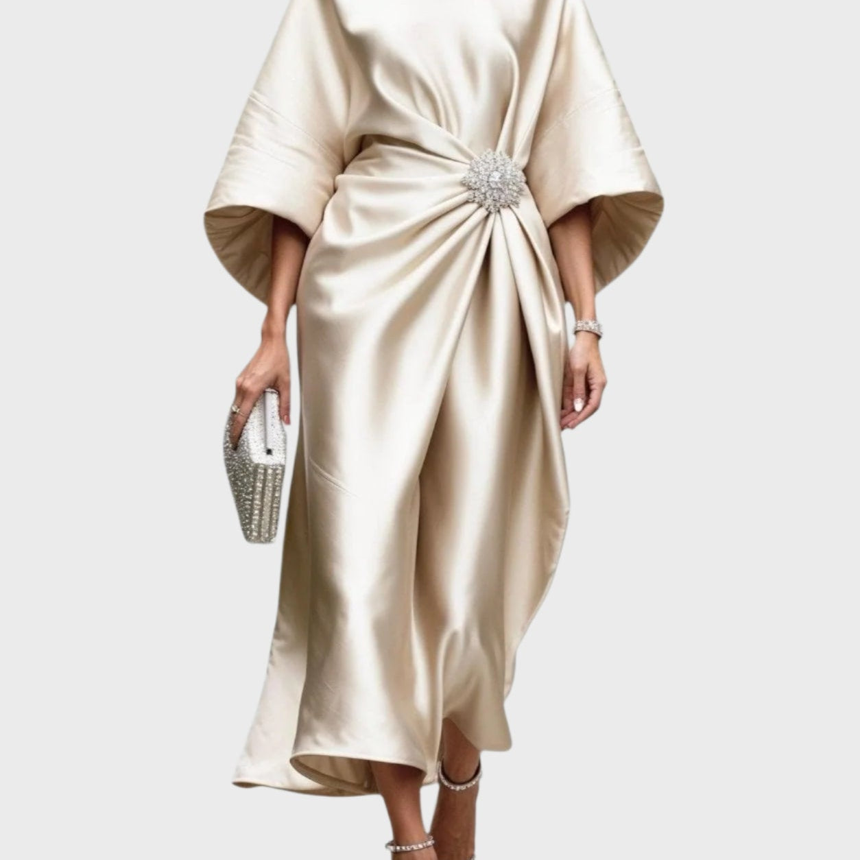 Сатенена рокля със странно плисиране и декоративна катарама