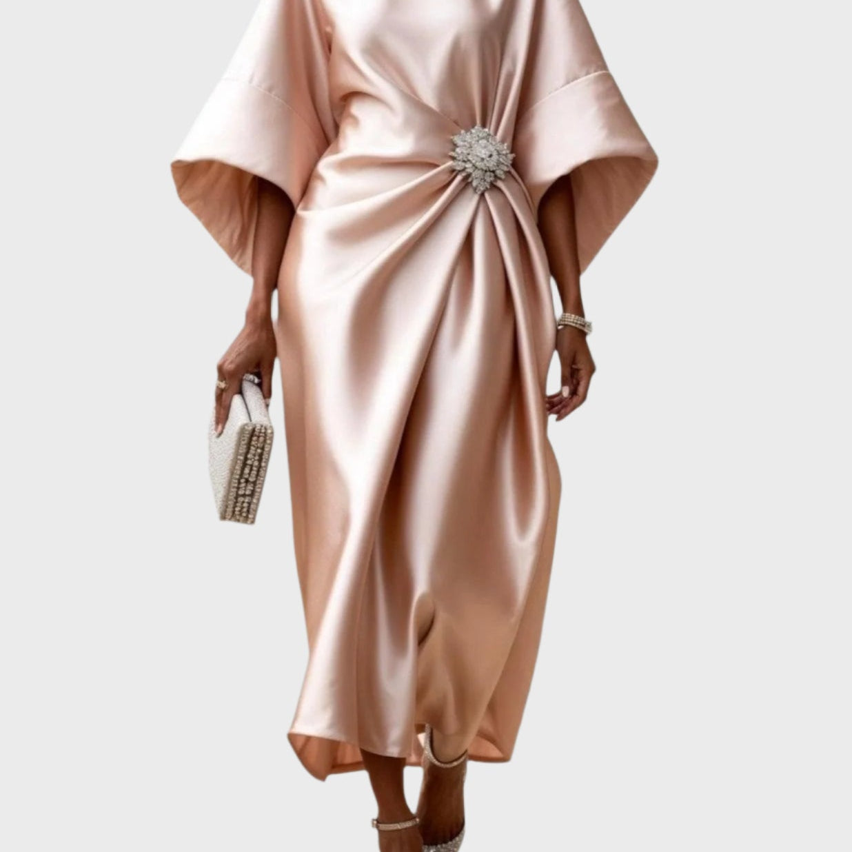 Сатенена рокля със странно плисиране и декоративна катарама