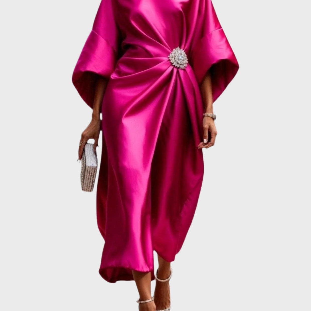 Сатенена рокля със странно плисиране и декоративна катарама