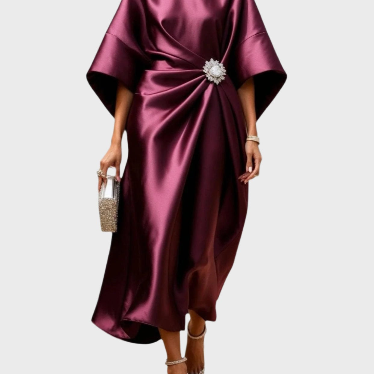 Сатенена рокля със странно плисиране и декоративна катарама