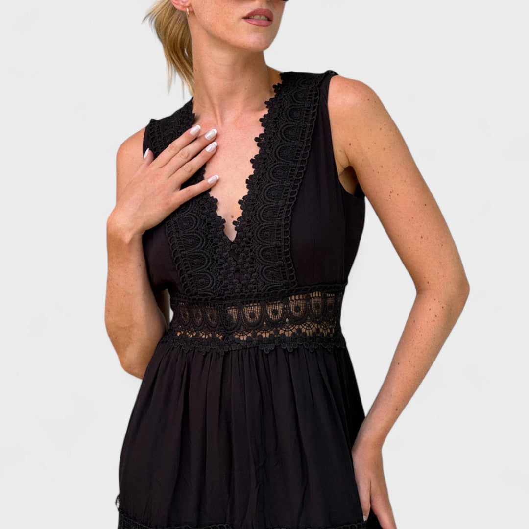 Елена - Елегантна Чипкова Рокля с V-Изрез