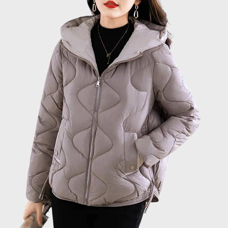 Стефания – Топла дамска зимна яка с качулка и стегнат дизайн 